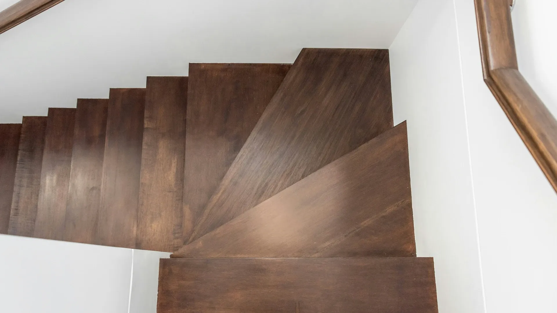Holztreppen: natürliche Eleganz auf jedem Stockwerk